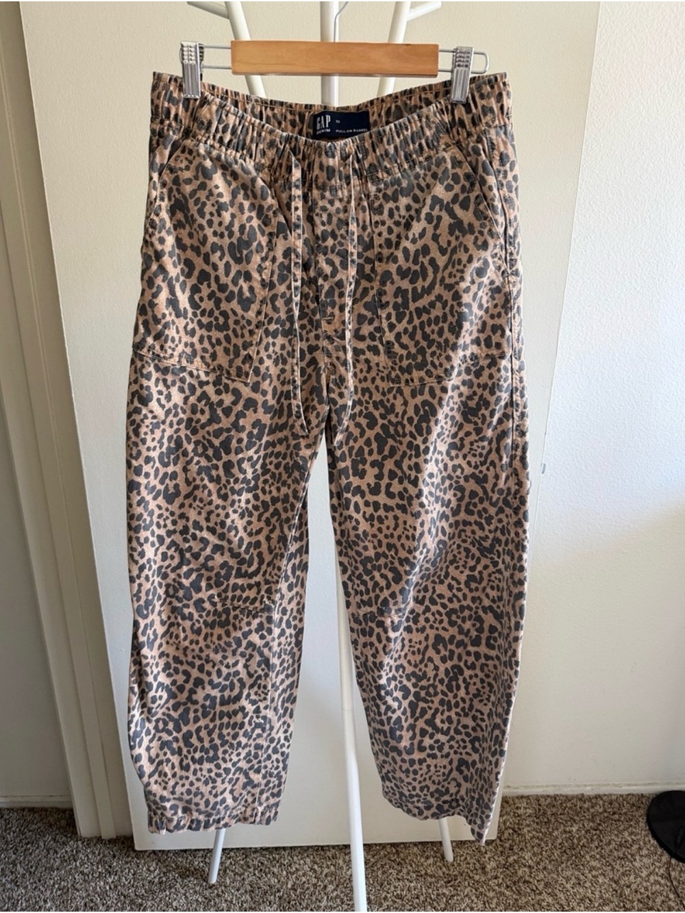 GAP women’s Leopard Print Jogger Pants - Beige & Black